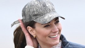 Kate Middleton in denim: osa coi jeans skinny e maglione rosa. Poi indossa il blazer perfetto