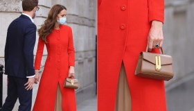 Kate Middleton incanta col cappotto rosso e la micro-borsa