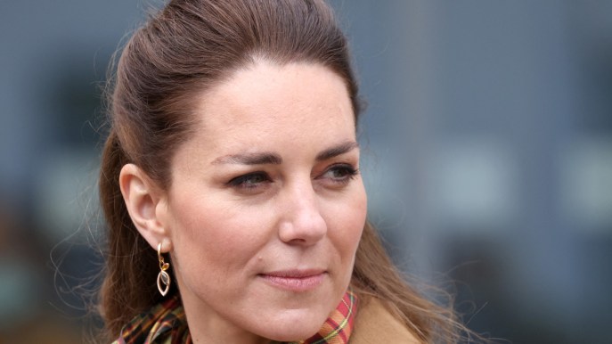 Kate Middleton, cambio di giacca favoloso e si supera coi pantaloni palazzo