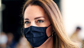 Kate Middleton al museo con l’abito da 1.814 € e snobba l’anniversario di Harry e Meghan