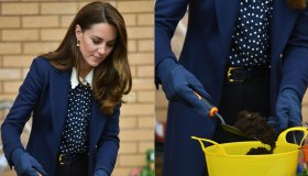 Kate Middleton in blu: camicia a pois e cappotto snellente