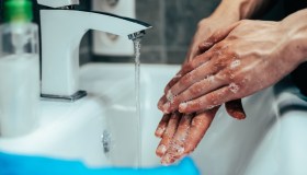 Come lavarsi le mani correttamente: “Pochi secondi per salvarsi la vita”
