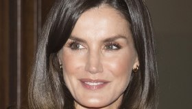 Letizia di Spagna vince col cambio di look: abito persiano e completo effetto mantella