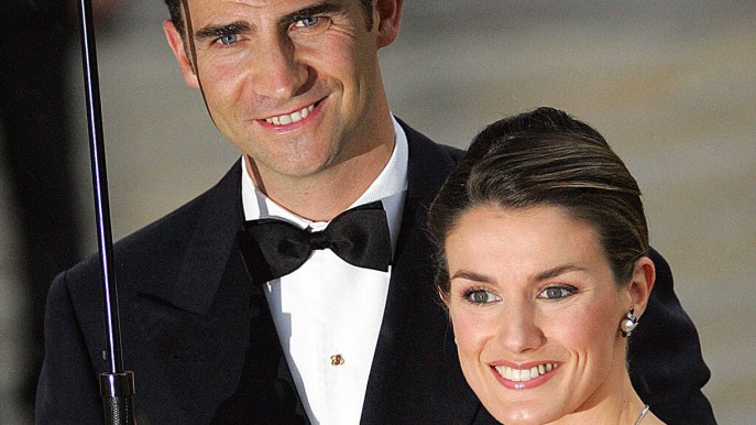 Letizia di Spagna, 17 anni di matrimonio. L’abito da Cenerentola con cui tutto iniziò