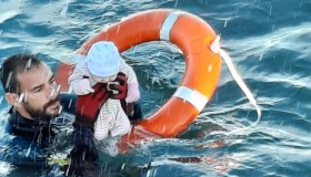 Il neonato salvato, il super eroe e il dramma di Ceuta. La foto commovente