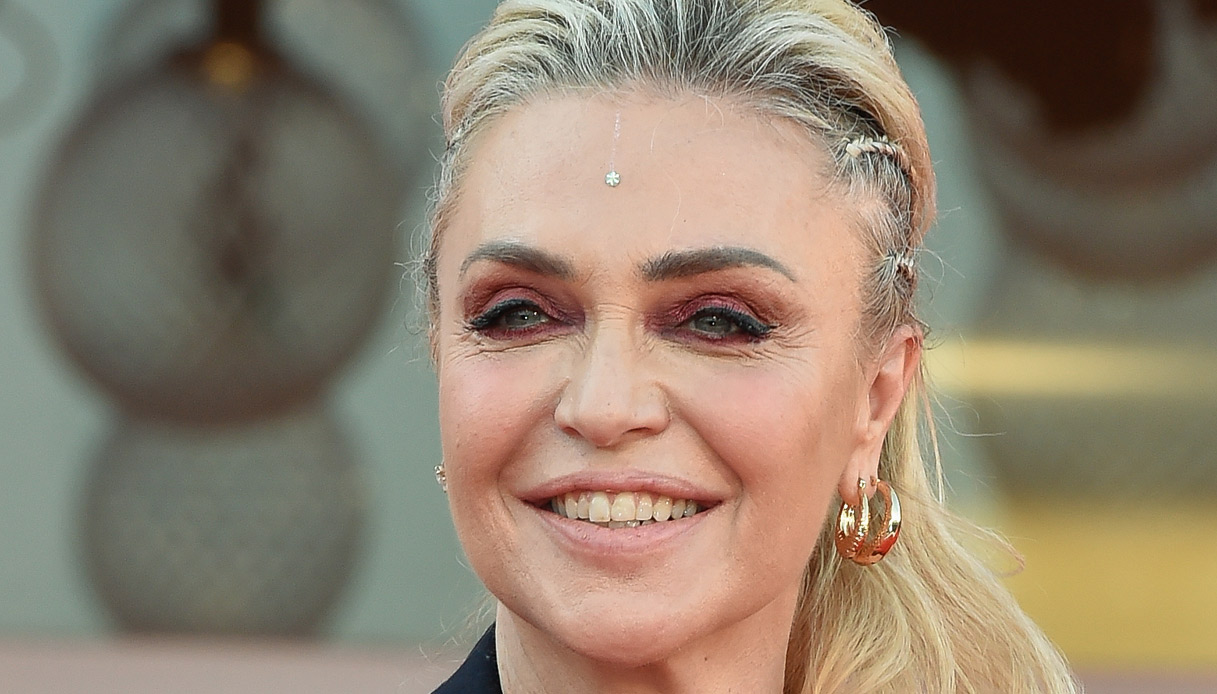 Name that Tune, Paola Barale strepitosa col mini kimono sfida Cristina D’Avena