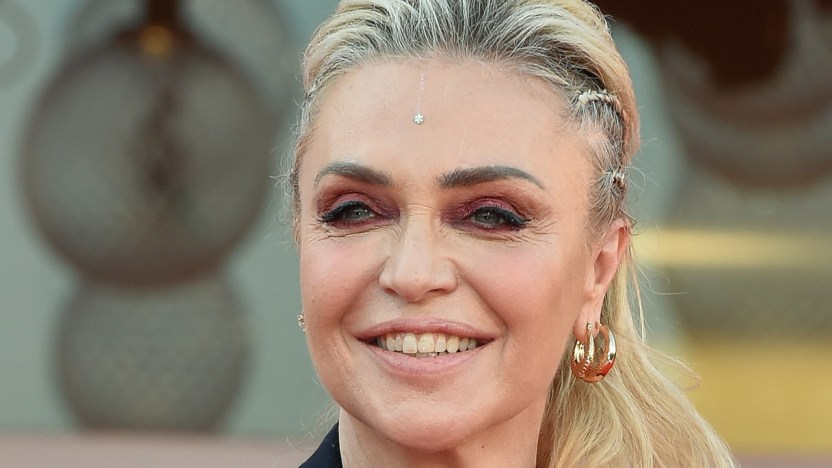 Name that Tune, Paola Barale strepitosa col mini kimono sfida Cristina D’Avena