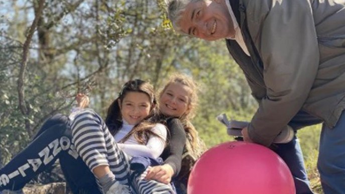 Il dolcissimo testamento di Paolo Rossi alle sue figlie: rose rosse e un bigliettino