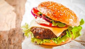 Hamburger fatti in casa: i tagli di carne da scegliere, quantità ideali e ricette