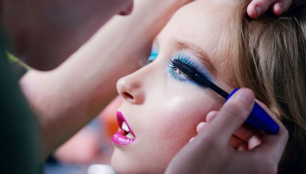 ragazza trucco azzurro rossetto fucsia truccatrice applicazione mascara