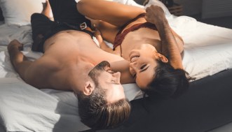 Masturbarsi insieme: perché fa bene alla coppia e come vincere la timidezza