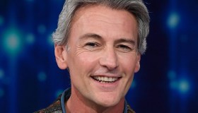 Roberto Farnesi papà a 52 anni: “La mia Lucya aspetta una bambina”