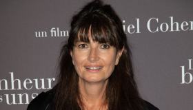 Chi è Valerie Perrin, la scrittrice dei record di Cambiare l’acqua ai fiori