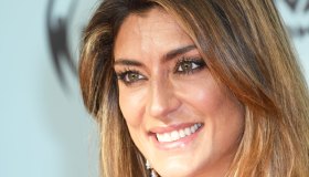 Elisa Isoardi lancia il micro abito trasparente. È mistero sul futuro a Mediaset