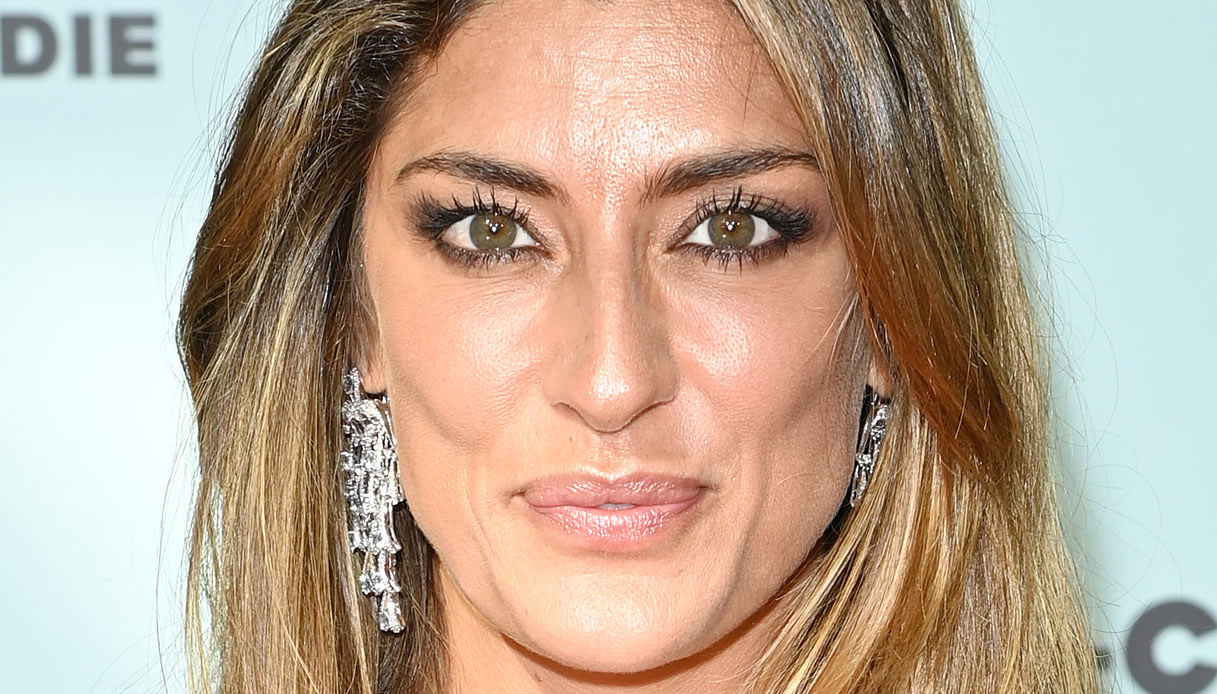 Elisa Isoardi fa impallidire Charlene di Monaco e osa con l’abito trasparente