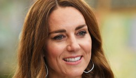Kate Middleton in video con il top bianco. Ma rischia l’incidente diplomatico