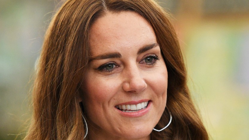Kate Middleton in video con il top bianco. Ma rischia l’incidente diplomatico