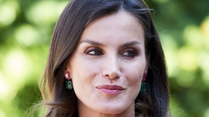 Letizia di Spagna, abito fucsia come Kate Middleton. Ma sbaglia le misure