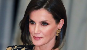 Letizia di Spagna brilla con l’abito a fiori d’oro. Ma il cambio di look è low cost