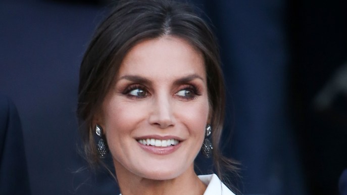 Letizia di Spagna, l’abito smoking avvolgente al gala. E poi si supera col tubino turchese