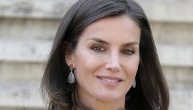 Letizia di Spagna: maxi blusa birichina, pantaloni culotte scolpiti e scarpe in corda