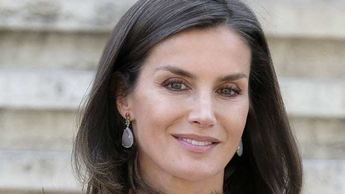 Letizia di Spagna: maxi blusa birichina, pantaloni culotte scolpiti e scarpe in corda