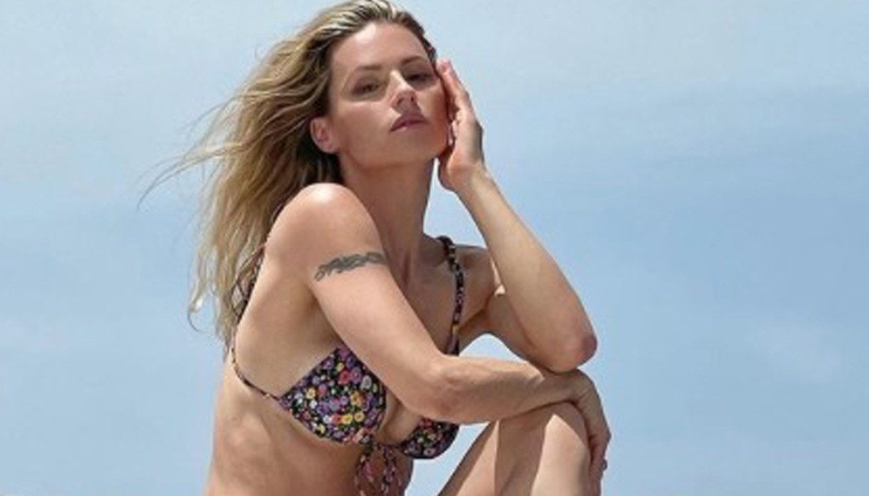Michelle Hunziker su Instagram: primo bikini da sirena