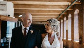 “Mi vuoi sposare?” Un uomo affetto da Alzheimer chiede di nuovo la mano alla moglie