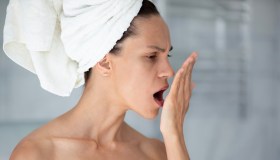 Alitosi: cause e rimedi naturali per combatterla