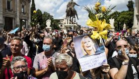 L’ultimo saluto a Raffaella Carrà: i funerali fra lacrime e i ricordi degli amici vip