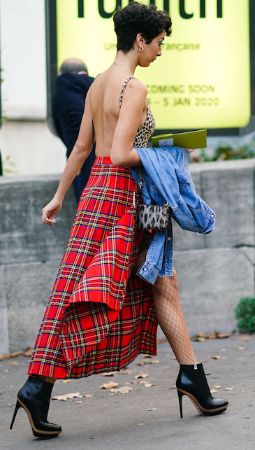 ragazza con top a schiena nuda e gonna tartan