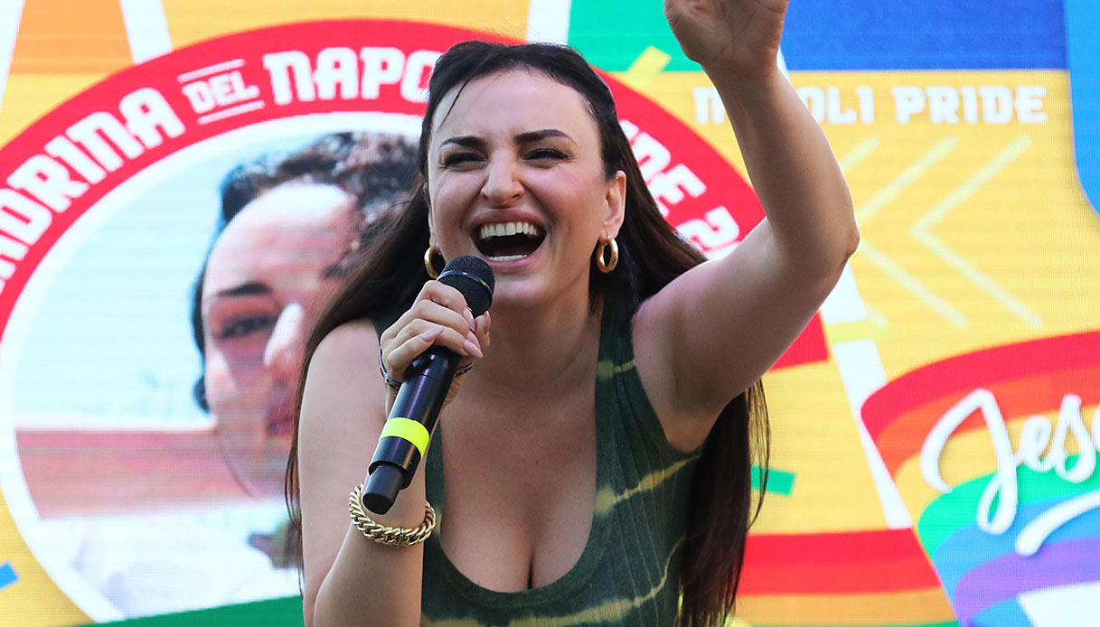 La simpatia di Arisa: “Se ascolti il mio brano ti crescono le tette”