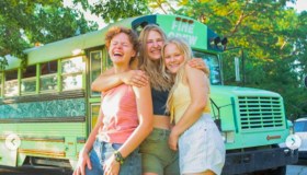 Tradite dallo stesso uomo, tre ragazze comprano uno scuolabus e viaggiano per il mondo