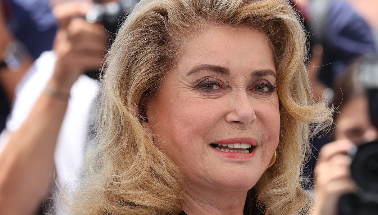Catherine Deneuve, forza della natura: gli applausi a Cannes sono per lei