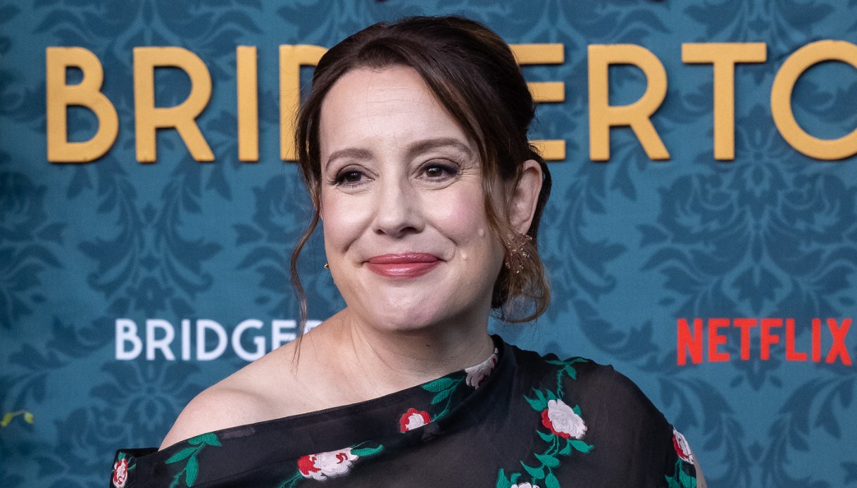 Bridgerton, lutto per la scrittrice Julia Quinn: ha perso papà e sorella