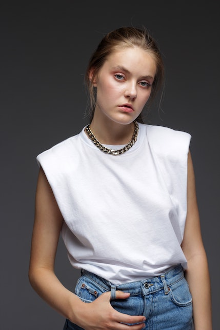 Outfit con la t-shirt bianca: ecco 4 idee di look