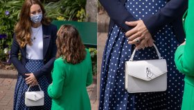 Kate Middleton a Wimbledon 2021: giacca blu e gonna a pois