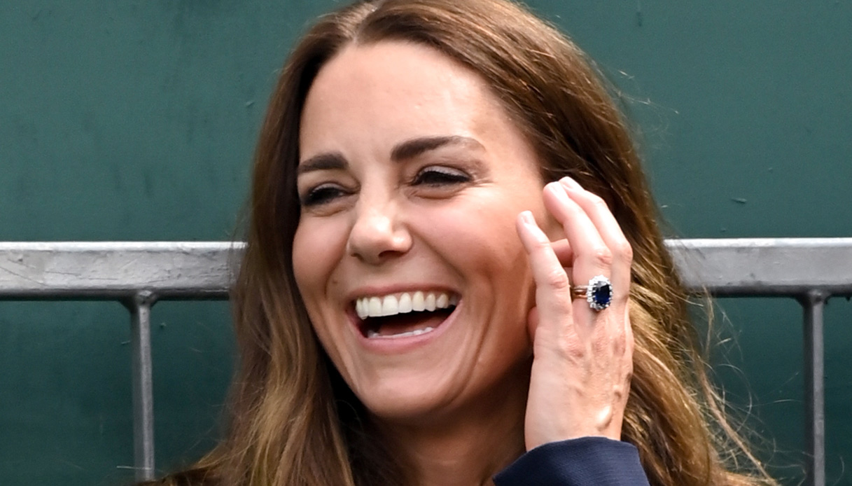 Kate Middleton torna a Wimbledon: blazer blu e gonna a pois di tendenza