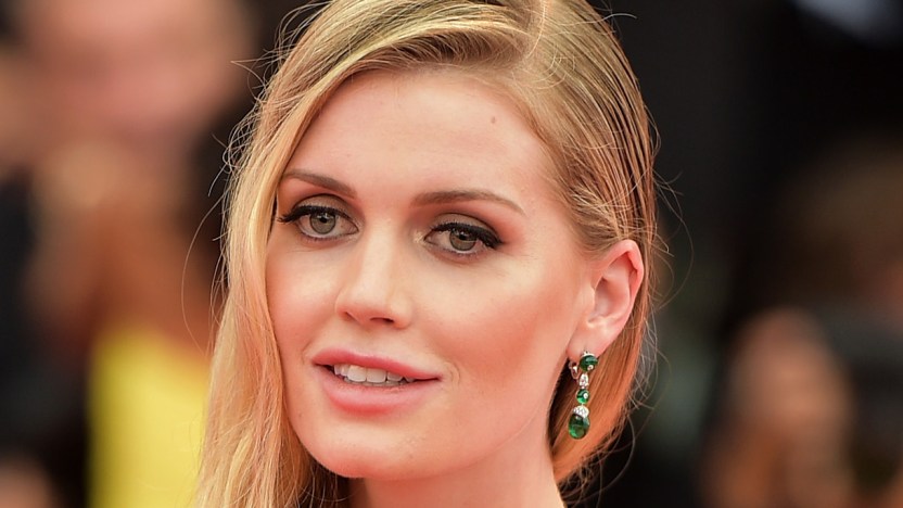 Kitty Spencer rompe il silenzio sulle sue nozze. L’assenza del padre resta imbarazzante