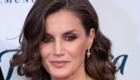 Letizia di Spagna, il tailleur di lino di cui non possiamo fare a meno