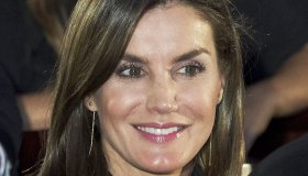 Letizia di Spagna, l’abito in denim è una meraviglia. E impone il look alle figlie