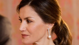 Letizia di Spagna, l’abito blu notte del potere è una lezione di stile