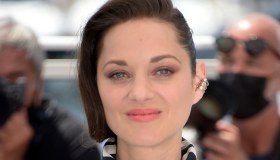 Cannes 2021, Marion Cotillard sfida le regole e incanta il carpet senza tacchi