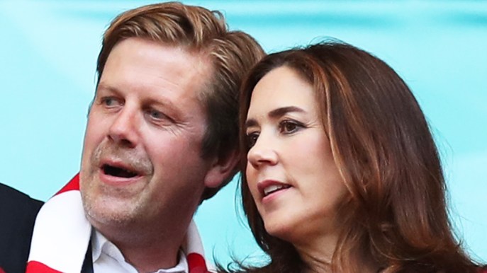 Kate Middleton dà forfait: Mary di Danimarca prende il suo posto con lo stesso look