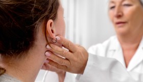 Mononucleosi, la malattia del bacio: sintomi, cause e cura