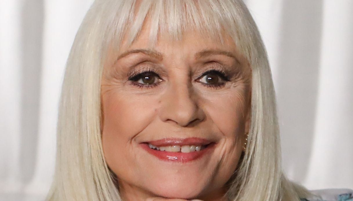 Raffaella Carrà: al corteo fiori, lacrime ed emozioni. Non ti dimenticheremo mai