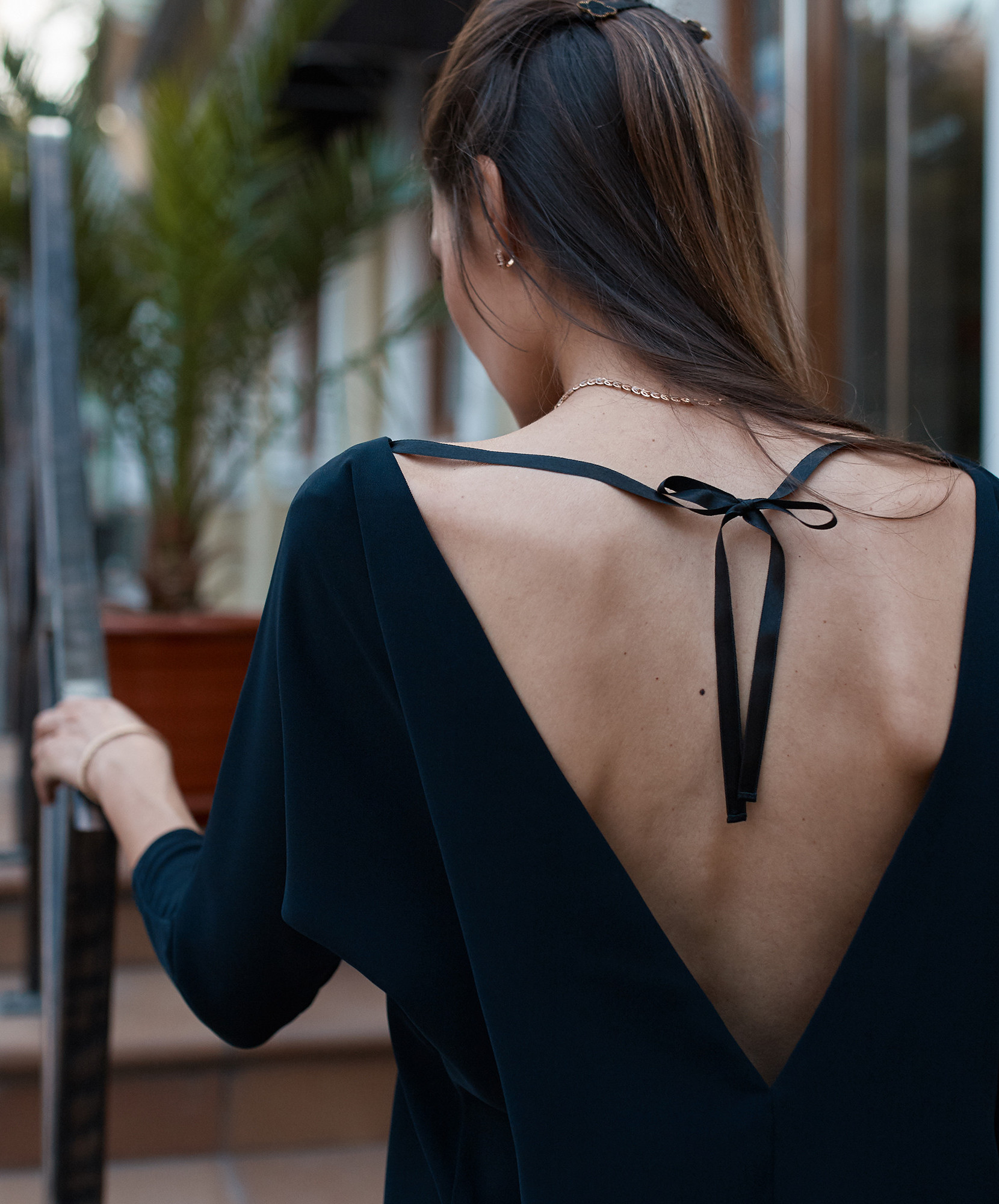 ragazza con abito a schiena nuda