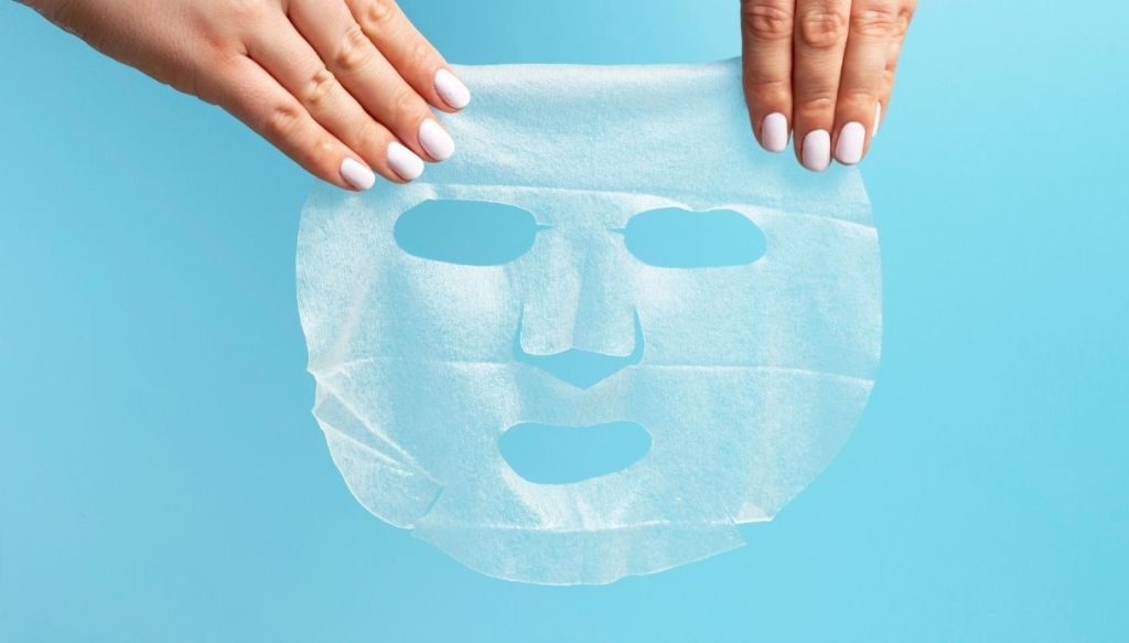 Mani e maschera viso in tessuto