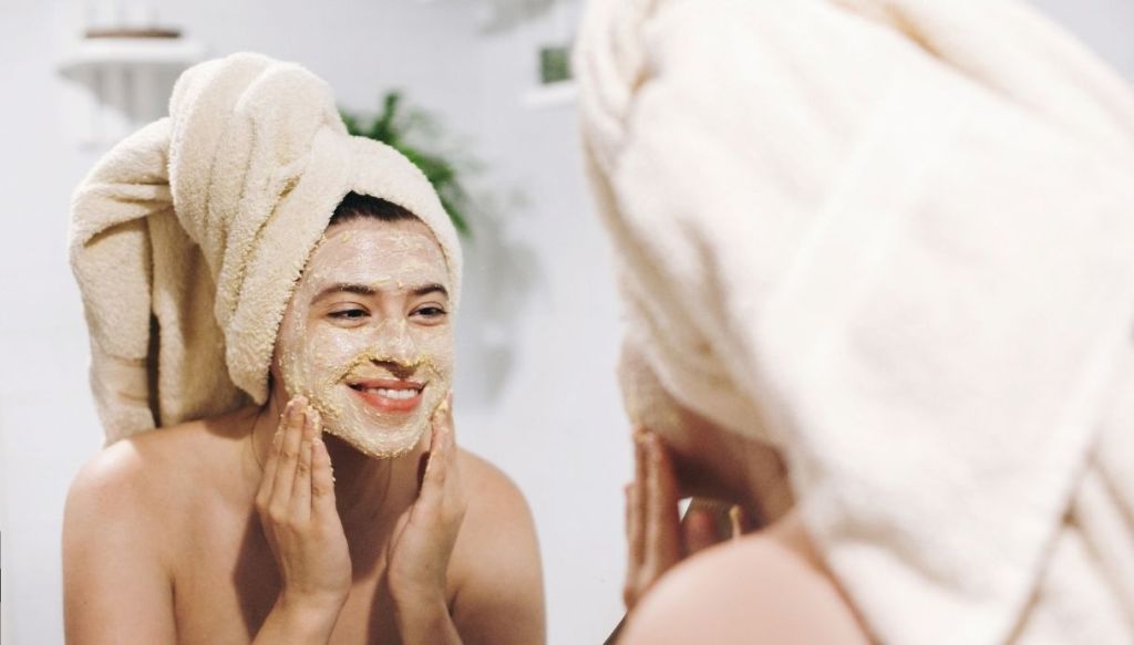 Ragazza con turbante allo specchio scrub viso