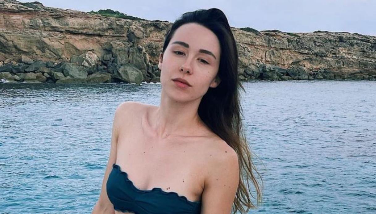 Aurora Ramazzotti splendida in bikini come mamma Michelle Hunziker